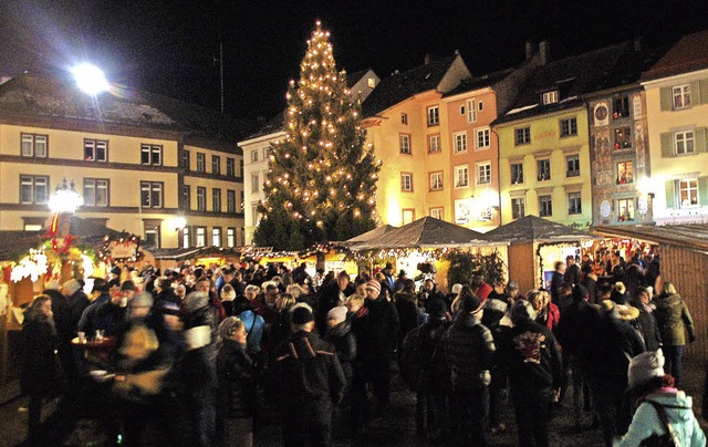 Am Samstagabend gab es auf dem weihnac...nsterplatz kaum mehr ein Durchkommen.  | Foto: Hildegard Siebold