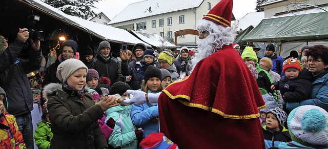 Groer Andrang herrschte beim 20. hli... den Pckchen fr die Kinder einzogen.  | Foto: Birgit Rde