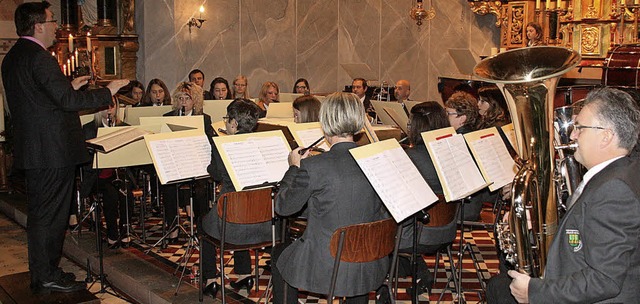 Starker Auftritt: Dirigent Frank Pohl ...ikverein  Oberwihl beim Jahreskonzert   | Foto: Peter Schtz