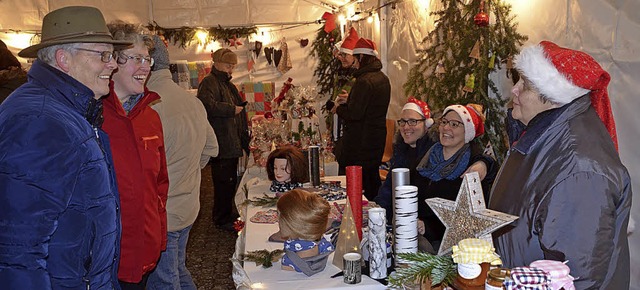 Bei der Dorfweihnacht steht Geselligkeit im Mittelpunkt.   | Foto: SCHOPFERER