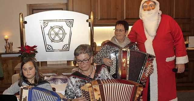 Leonie Rudiger,  Carola Kriese und Mar...en den Nikolaus mit ihren Vortrgen.    | Foto: CREMER