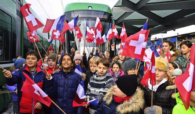 Ein Schulklasse begrt die  erste neu...nde Tram nach Frankreich mit Fhnchen.  | Foto: Annette Mahro