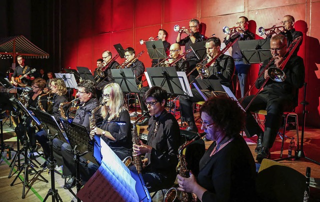 Einen swingenden Ohrenschmaus servierte die Big-Band der Musikkapelle Altdorf   | Foto: SAndra DEcoux-Kone