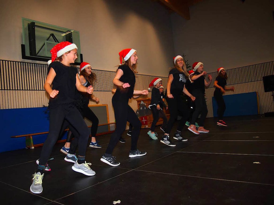 Mit fetziger Musik und bestem Sound ro...luss der Darbietungen wieder den Saal.  | Foto: Gabriele Poppen