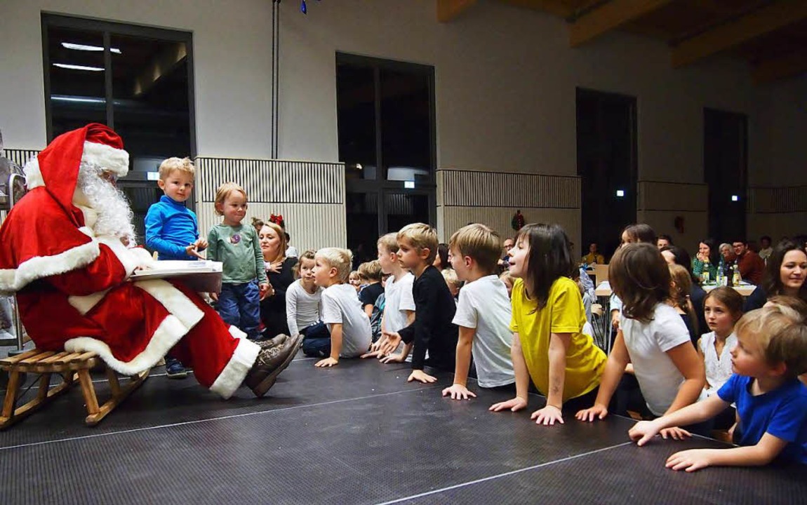 Gespannt lauschten die Kinder dem Niko...n Dorfgemeinschaftshaus vorbeischaute.  | Foto: Gabriele Poppen