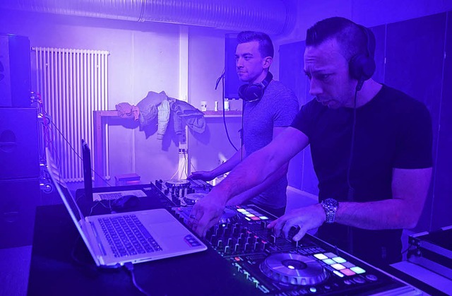 Nathan Weis alias DJ OWNZ (links) und ...o-Party schnelle Beats ins Jugendhaus.  | Foto: Horatio Gollin