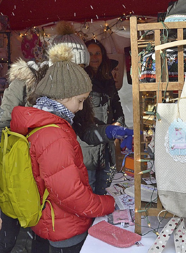 Alles was den Advent ausmacht: Kreativ...ollinger Weihnachtsmarkt im Schulhof.   | Foto: Horatio Gollin