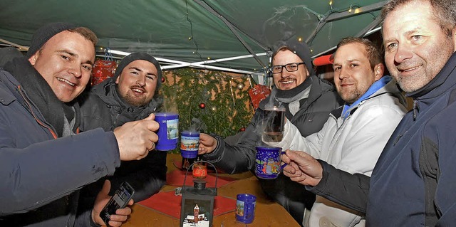 Bei kalten Temperaturen waren die Besucher froh ber einen wrmenden Glhwein.   | Foto: Andrea Steinhart