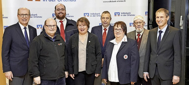 Direktor Privatkunden Thomas Huber (li...rtsvereine aus dem Bereich Offenburg.   | Foto: D. Godde /Volksbank