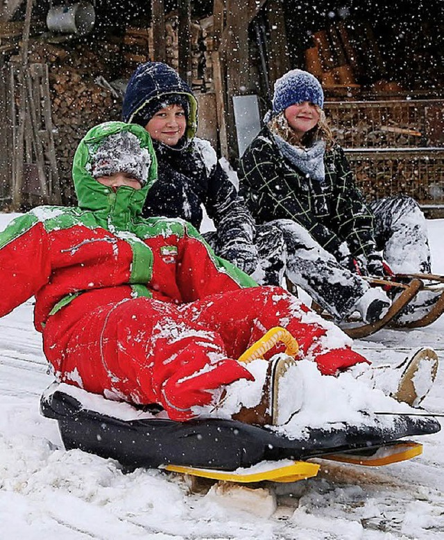 Diese Kinder haben Spa im Schnee, der...ilen Deutschlands zu Unfllen fhrte.   | Foto: dpa