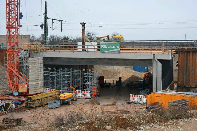 Das Rahmenbauwerk der Eisenbahnberfh...m Dienstag unter die Gleise geschoben.  | Foto: Hannes Lauber