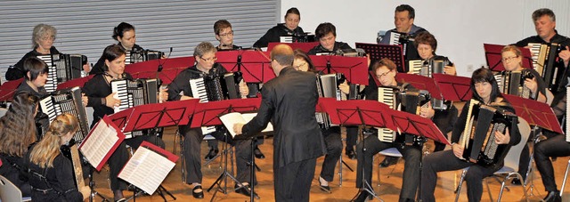 Unter der Leitung von Lionel Chapuis s...besuchten Brgerhaus in Tutschfelden.   | Foto: Werner Schnabl