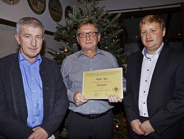 Ehrungen bei der Weihnachtsfeier des B...ern Gerhard Saar und Reinhard Strbel   | Foto: Roland Vitt