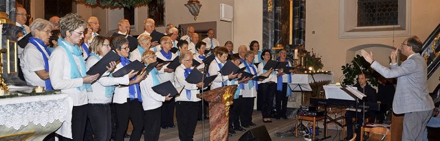 Der Kirchenchor Sasbach mit Projektsn...bei der Auffhrung in der Pfarrkirche   | Foto: Roland Vitt