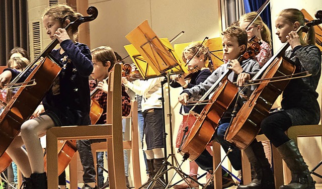 Geigen, Bratschen, Celli und Kontrabs...hne in der Aula der Wild-Grundschule.   | Foto: Beatrice Ehrlich