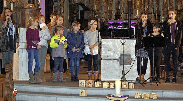 Helena Gareis (l.) und der Kinderchor des KiJu.   | Foto: Barbara Puppe