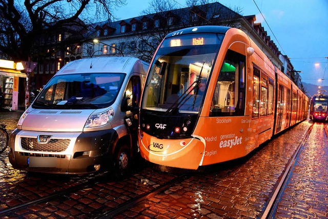 Kollidiert: Ein Kleintransporter ist d...ahn am Holzmarkt in die Spur gefahren.  | Foto: Markus Zimmermann