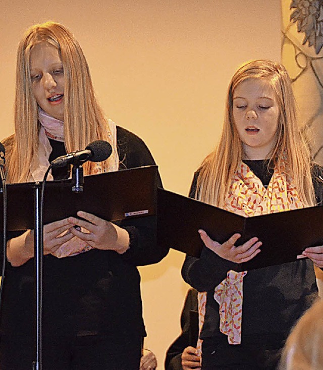 Zwei Sngerinnen des Jugendchors beim Adventssingen in der Maulburger Kirche.  | Foto: Rasenberger