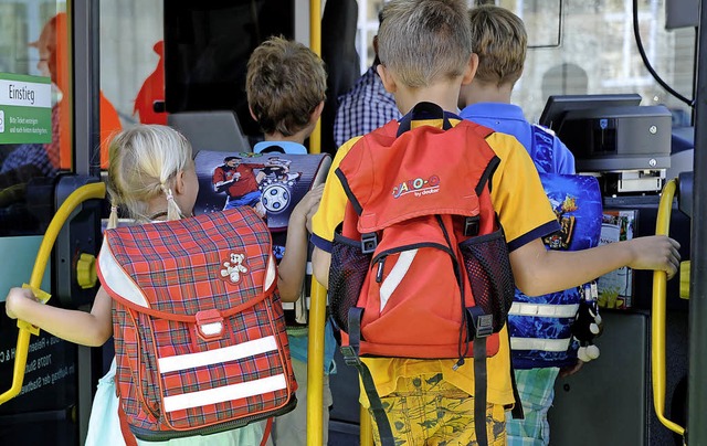 Viele Kinder fahren mit dem Bus zur Sc... manchen Tagen finden sie kaum Platz.   | Foto: Symbolfoto: dpa