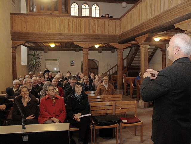 Pfarrer Martin Braukmann (rechts) stel...d, auf der Versammlung zur Diskussion.  | Foto: Cremer