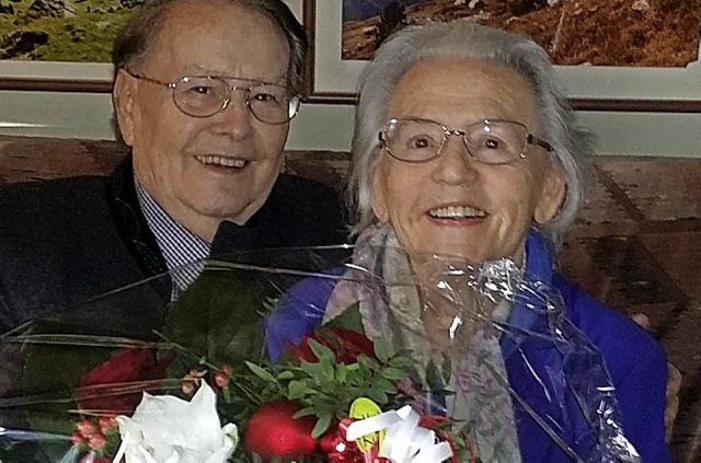 Horst und Irene Jakob freuen sich ber den Blumenstrau.   | Foto: DRK