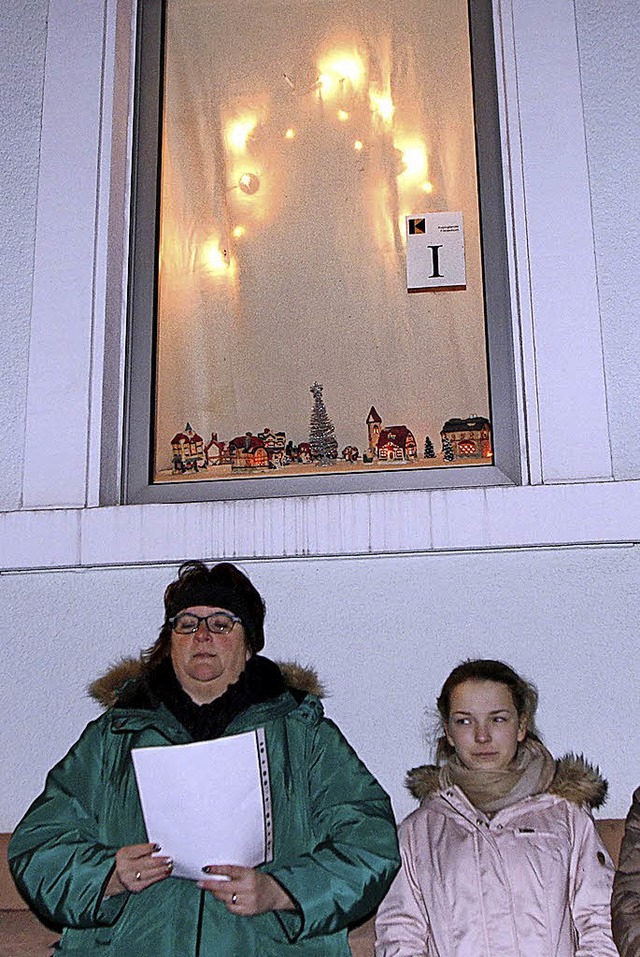 Isolde Scholl liest vor dem beleuchteten Fenster.   | Foto: Heidi fssel