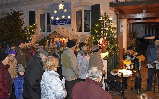 Lichter, eine Krippe und Gesang bringe...archetti und Erich Lambelet zusammen.   | Foto: Heinz Vollmar