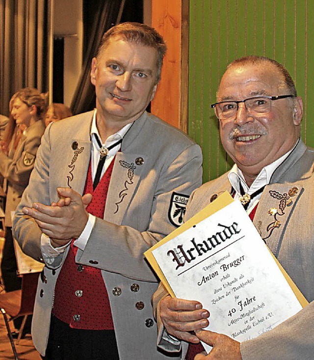 Dank fr 40 Jahre aktives Musizieren a...t berreichte die Urkunde des Vereins.  | Foto: Rolf Reimann