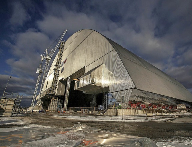 Der neue Schutzschild ber dem Atomreaktor von Tschernobyl  | Foto: AFP