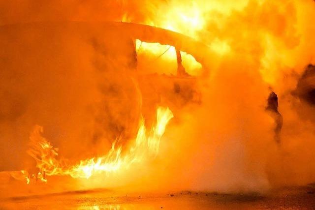 Auto und Mlltonnen gehen in Haslach in Flammen auf
