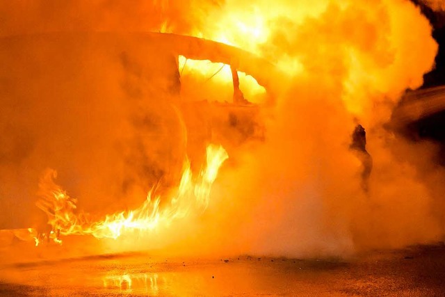 In Haslach brannte ein Kleinwagen vollstndig aus (Symbolbild).  | Foto: dpa