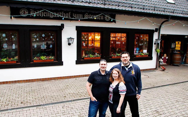 Oliver Gppert (rechts) freut sich, mi...; auf dem Hasenberg gefunden zu haben.  | Foto: Heidi Foessel