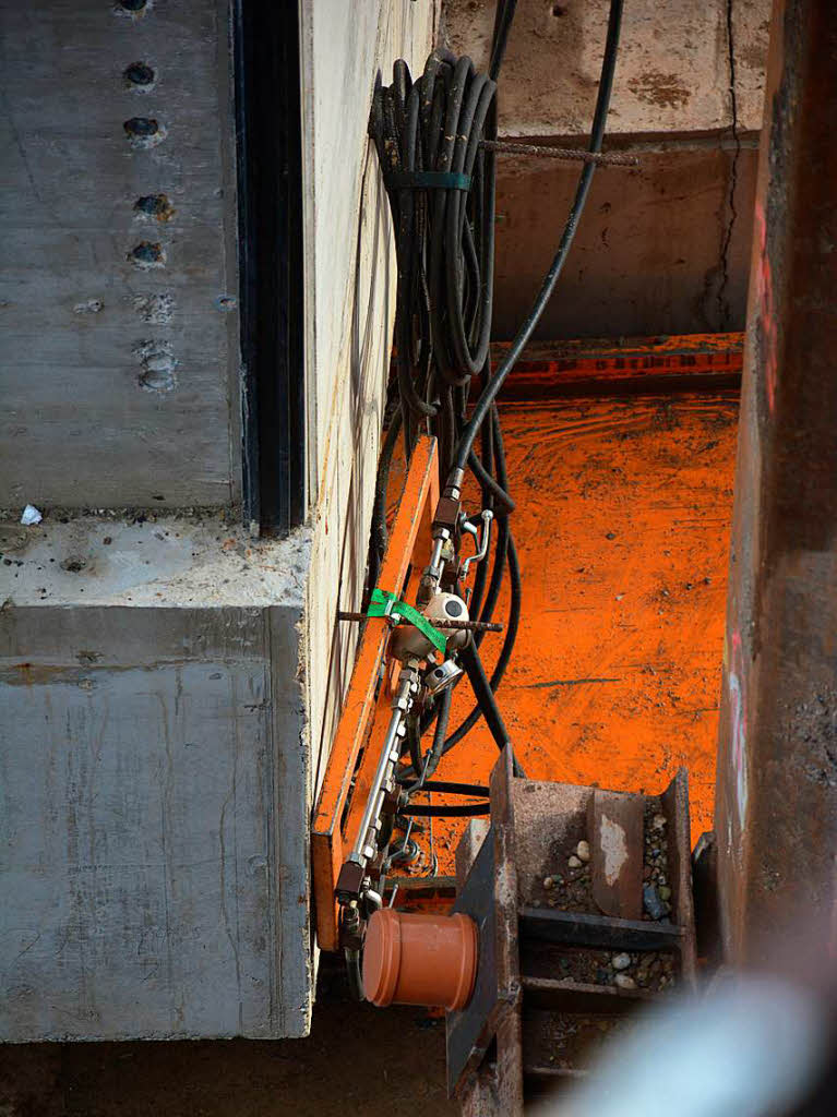 Blick auf die Stahlbahn (orange), auf der das Rahmenbauwerk gleitet.