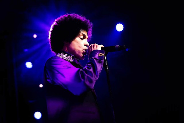 Wer war der Mann hinter der Musik? Das...ber den Musiker Prince herauszufinden.  | Foto: dpa