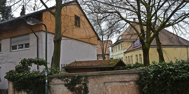 Auf dem Prfstand: Pfarrhaus (links) und Gemeindehaus der Stadtkirchengemeinde.   | Foto: Gerhard Walser
