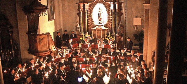 Nur Kerzenschein erhellte beim Konzert die Dorfkirche St.  Vitus.   | Foto: Regina Lorenz