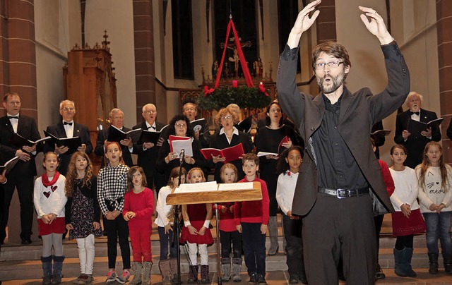 Chor und  Gste stehen  im Altarraum  ... hatte (vorne  im Bild)   Hans Aerts.   | Foto: Dagmar Barber