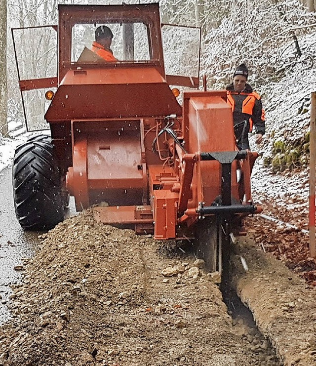 Trotz Schnee und Eis werden die Leerro...knftige Glasfaserversorgung verlegt.   | Foto: Wilfried Dieckmann