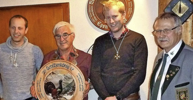 Oberschtzenmeister Egon Dietsche (rec...ks) und Alexander Riesterer (rechts).   | Foto: Manfred Lange