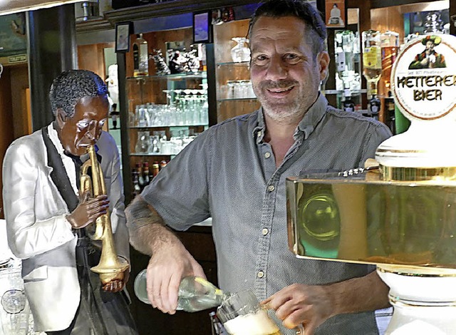 Ralph Rderer mit der Musikerholzfigur aus Louisiana im Hintergrund.   | Foto: Frank Leonhardt