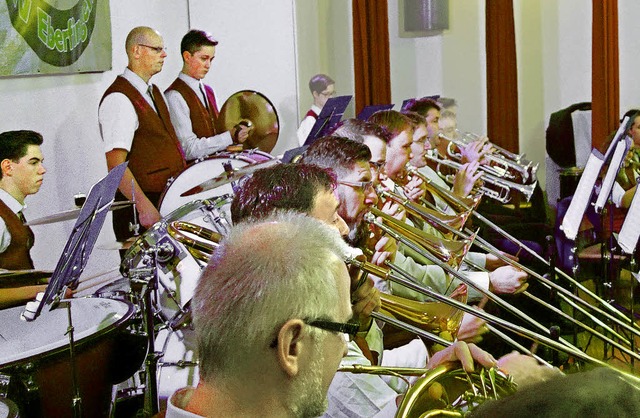 Das stattliche Blechregister des Eberf...kvereins sorgte fr den satten Sound.   | Foto: Andreas Mahler