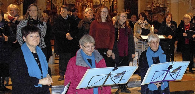 Der Kirchenchor St. Martin und  ein Bl...ikalisch auf Weihnachten eingestimmt.   | Foto: Michael Gottstein