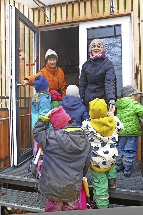 Sigrid Grser (links) und Julia Schleg...ngangstr ihrer gemtlichen Behausung.  | Foto: Anne Freyer