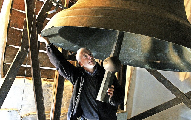 Die Kontrolle der Glocken im Turm macht Mesner Franz Metzger sichtlich Spa.  | Foto: Erich Krieger