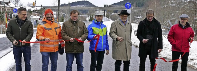 Das Band ist durchgeschnitten, jetzt k... Meurer) und Bernd Riepen (Bro itp).   | Foto: Tanja Bury