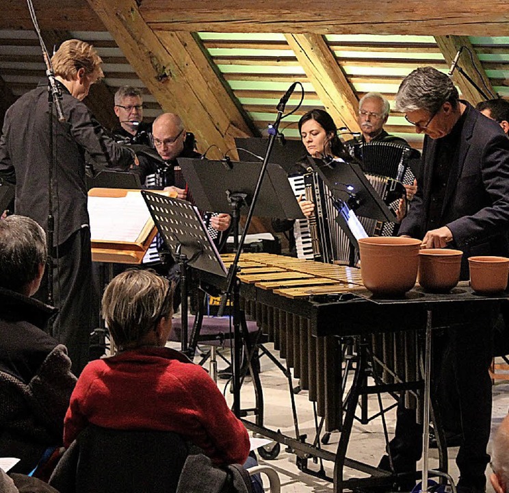 Das Freiburger Akkordeon Orchester und...fon eröffnen ungewohnten Klangwelten.   | Foto: Krieger