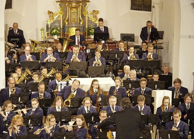 Weihnachtliche Musikstcke spielte der...rhart in der Pfarrkirche St. Stephan.   | Foto: Manuela Schmitt