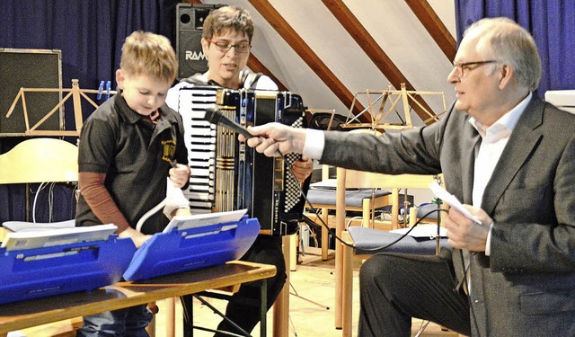 Ist doch ganz einfach! Benjamin Matt e...t dem Moderator seine Blas-Harmonika.   | Foto: Edgar steinfelder