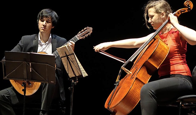 Die Cellistin Ildik Szab und der Git... &quot;Junges Podium&quot; im Burghof   | Foto: Roswitha Frey