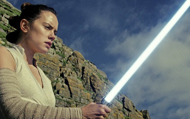 Ausbildung zur Jedi-Ritterin: Rey (Dai... sich im Umgang mit dem Lichtschwert.   | Foto: Lucas Film